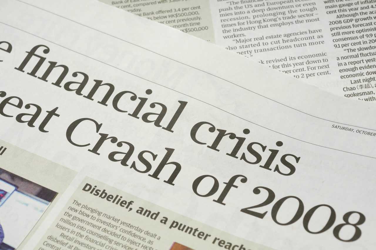 portada del periódico con el titular &quot;crisis financiera - crash de 2008&quot;