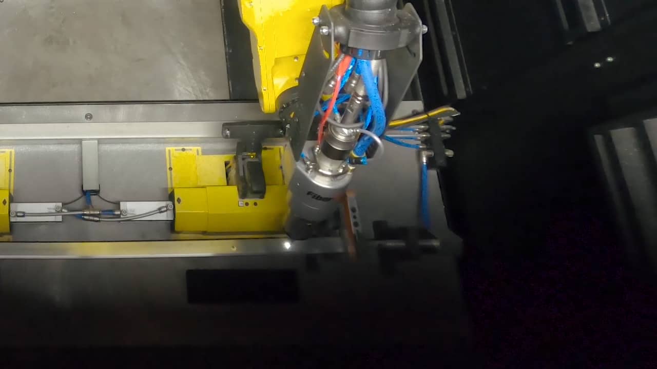 sistema automatizado de corte por láser en funcionamiento